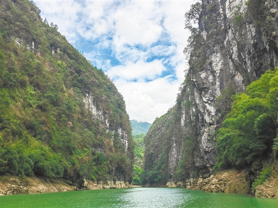 神龜峽沿河兩岸皆是懸崖峭壁，奇峰突兀。