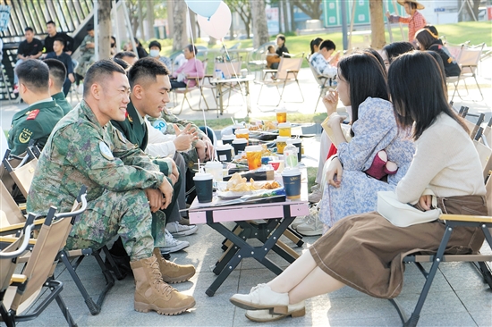 參加活動的軍地男女青年進(jìn)行互動。