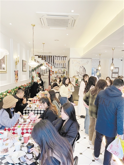 上個(gè)周末，不少人慕名前來SHERRY店鋪品嘗甜品。