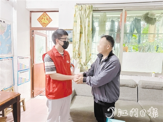 鶴山市退役軍人事務局工作人員上門問需，幫助退役軍人緩解燃眉之急。