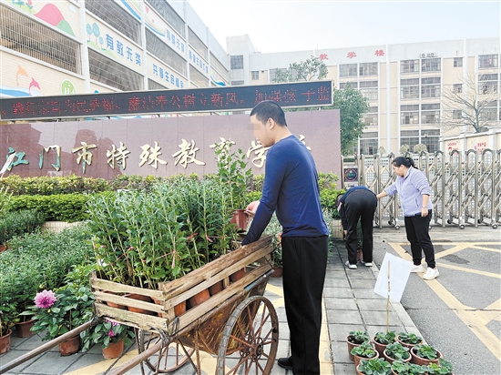 學(xué)生們搬運迎春花，為義賣作準(zhǔn)備。