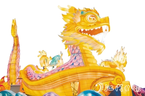 赤坎華僑古鎮(zhèn)內(nèi)的龍花燈，氣勢(shì)如虹，萌態(tài)可掬，把濃厚的春節(jié)氛圍拉滿，點(diǎn)亮了赤坎華僑古鎮(zhèn)的“夜景模式”。