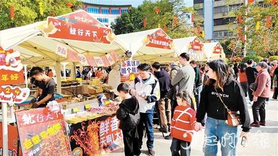 新會(huì)人民會(huì)堂廣場(chǎng)上，“新會(huì)太會(huì)了吧”年味潮流市集吸引了眾多游人。