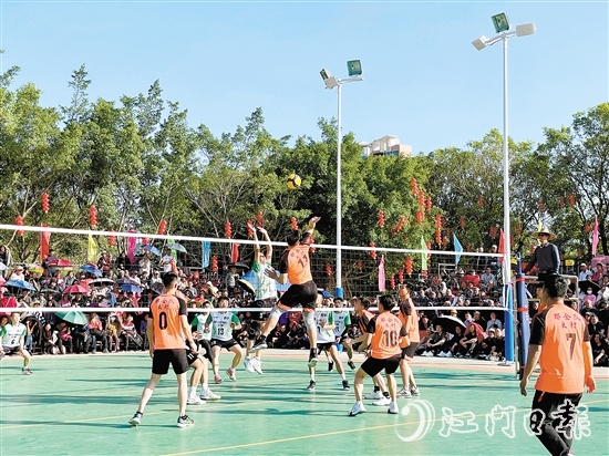 臺(tái)山市三合鎮(zhèn)新春九人排球賽在三合鎮(zhèn)溫泉新區(qū)新星光排球場(chǎng)舉行。