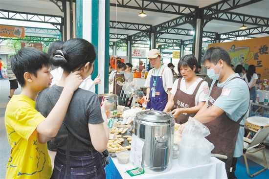 在“5·19中國旅游日”活動期間，特色市集受到市民游客歡迎。