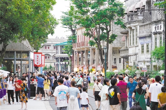 赤坎華僑古鎮(zhèn)游人如織。