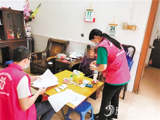 家庭醫(yī)生團(tuán)隊(duì)上門為居民進(jìn)行體檢服務(wù)。