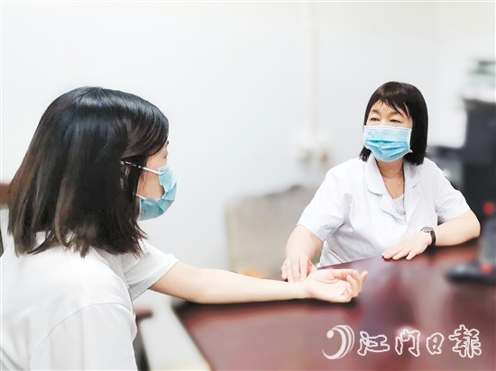 醫(yī)生在為病人看診。