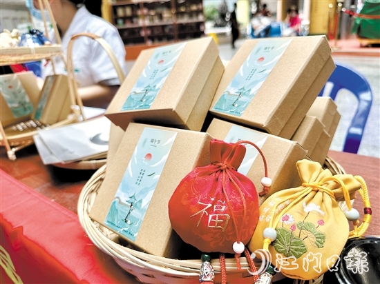 端午前后，暑熱濕毒、蚊蟲滋生，家中放些香囊，可辟邪防疫。