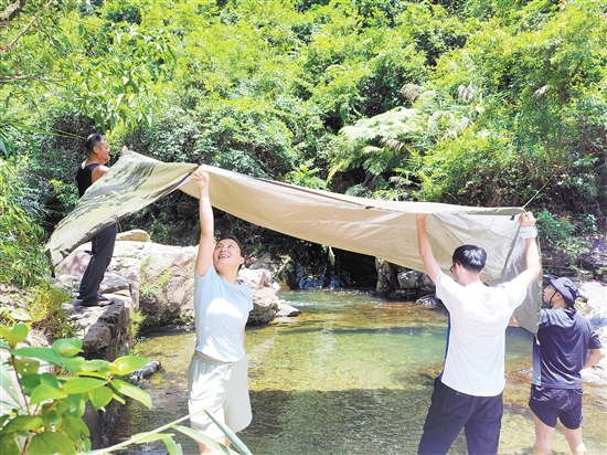 夏季，市民在戶外露營(yíng)時(shí)搭棚防曬。