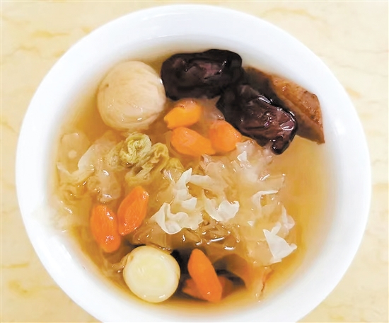 立秋后宜多吃銀耳等潤肺食物，能幫助呼吸系統(tǒng)適應(yīng)季節(jié)變換。