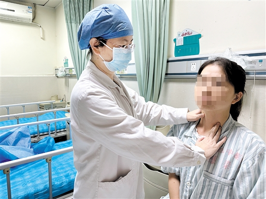 醫(yī)生幫患者檢查甲狀腺。