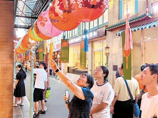 市民游客在中國僑都華僑華人博物館猜燈謎。