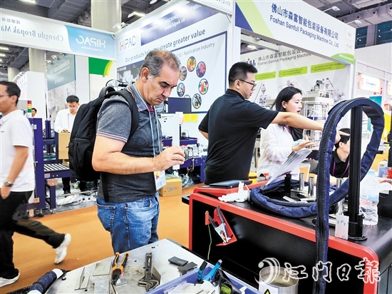 國外客商在安德激光展位參觀。