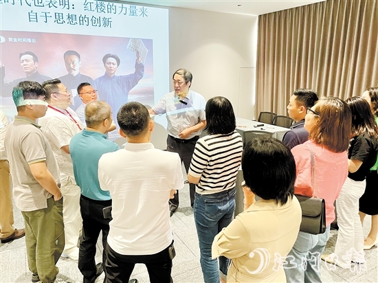 課間休息時間，學員們也抓緊時間向老師提問。