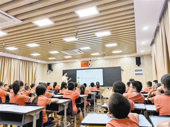中醫(yī)藥專家走進(jìn)學(xué)校進(jìn)行中醫(yī)藥文化科普。
