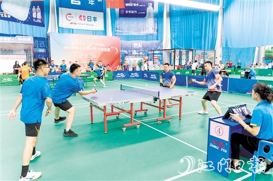 比賽現(xiàn)場(chǎng)，各隊(duì)伍競(jìng)爭(zhēng)激烈，參賽選手不時(shí)秀出精彩球技。