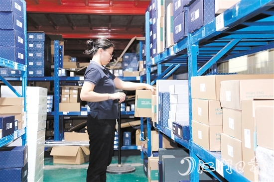 訂單多了，商家忙發(fā)貨。