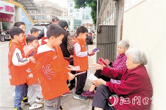 “青苗”志愿者到街上進行燃氣安全宣傳。
