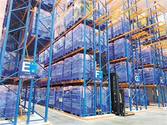 目前，天平冷鏈已簽約30多個(gè)客戶，為其提供專業(yè)倉儲(chǔ)服務(wù)，主要儲(chǔ)存馬蹄種、鴨蛋、凍雞、凍鵝和檸檬等農(nóng)產(chǎn)品，已流轉(zhuǎn)入庫63566.24噸貨物，出庫62924.76噸貨物。