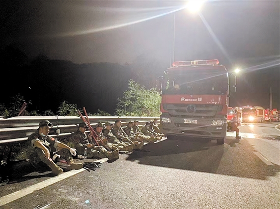 奮戰(zhàn)到后半夜，民兵們在路邊休整。