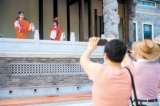 游客在赤坎華僑古鎮(zhèn)拍照“打卡”。