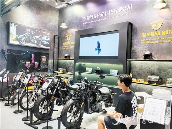 蓬江區(qū)摩托車企業(yè)積極往外拓展市場(chǎng)、尋找出路。圖為第136屆廣交會(huì)上的建雅摩托展位。