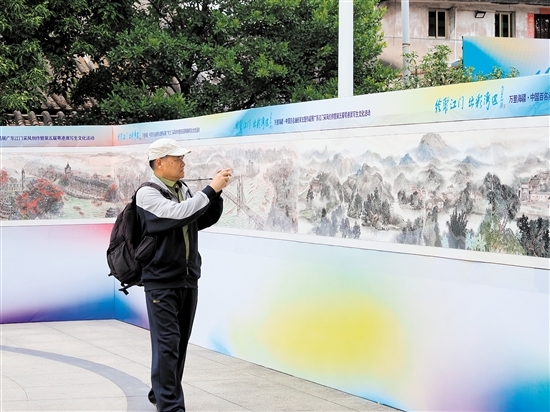 市民正在欣賞“大美江門”主題百米寫生國(guó)畫長(zhǎng)卷。