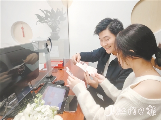 元旦當(dāng)天，共有13對(duì)開(kāi)平新人登記結(jié)婚。