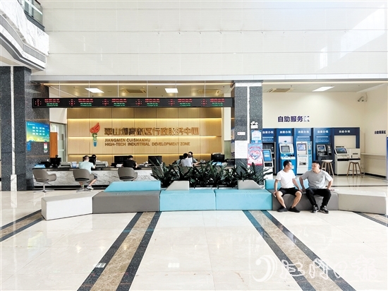 翠山湖高新區(qū)大力提升行政審批效率，建立健全審批與服務(wù)機(jī)構(gòu)，積極承接關(guān)鍵管理權(quán)限，大幅精簡程序、縮短時(shí)限。