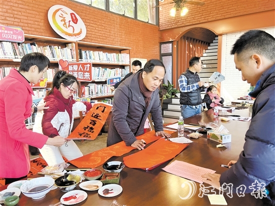書法家即席揮毫潑墨，為高層次人才及其家屬送上新春祝福。