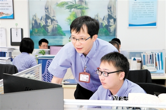 梁慶寧（站立者）2002年入職海鴻電氣以來(lái)，不斷學(xué)習(xí)變壓器的前沿技術(shù)，牽頭組織開展科技攻關(guān)。