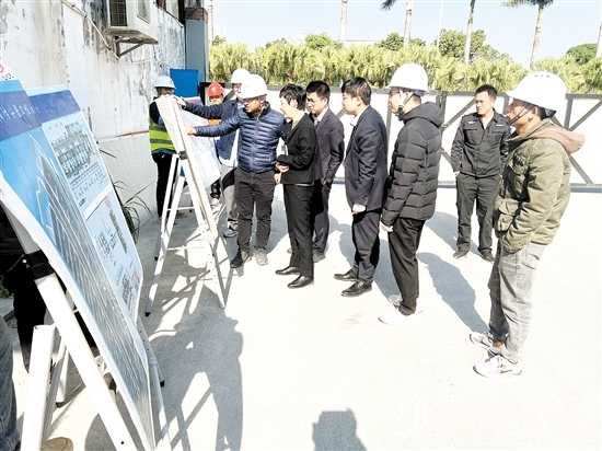 江門工行工作人員走進某工程項目開展調研。