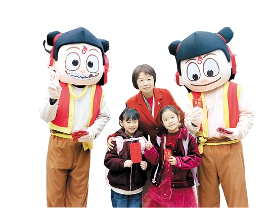 “哪吒”現(xiàn)身陳白沙小學(xué)，給學(xué)生帶來祝福。