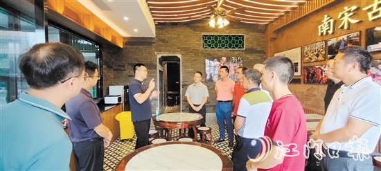 古井鎮(zhèn)政協(xié)聯(lián)絡(luò)組到霞路村調(diào)研古井特色產(chǎn)業(yè)，助力建立“強(qiáng)村公司+社會(huì)資本”“燒鵝+云吞”運(yùn)營(yíng)推廣模式。
