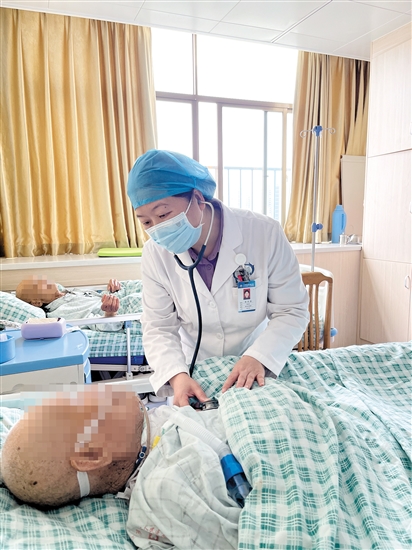 李華燕檢查患者情況。