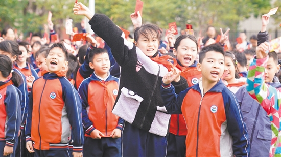 今年，蓬江區(qū)將著力打造“勵耘蓬江”教育品牌，全力推動蓬江教育高質(zhì)量發(fā)展。