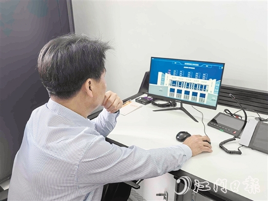 睦洲水閘工程管理所工作人員測試船閘、水閘智能控制系統(tǒng)。