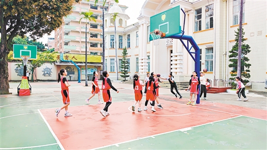 平山小學(xué)女子籃球隊(duì)開(kāi)展“3v3”訓(xùn)練賽，保持競(jìng)賽狀態(tài)。