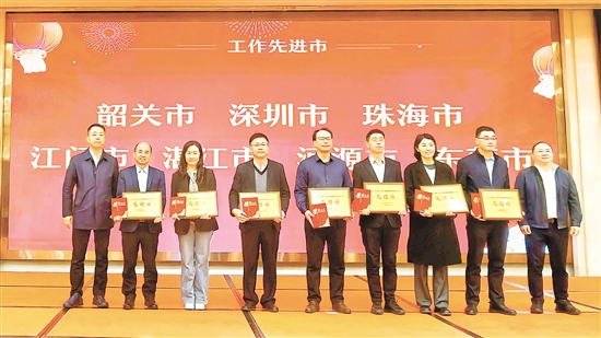 江門市第三人民醫(yī)院黨委書記梁先鋒（左四）代表領獎。
