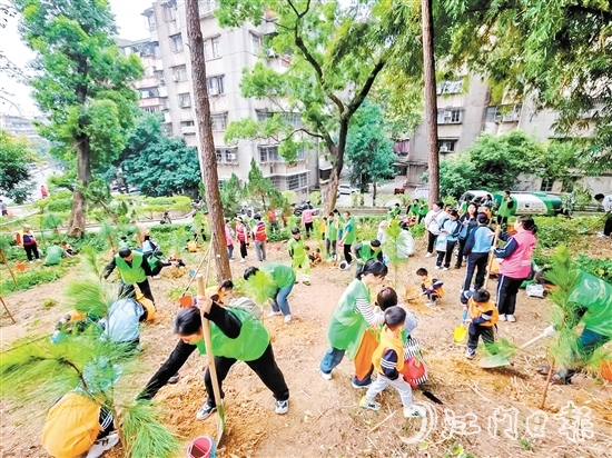 隨著“三項(xiàng)清單”的推進(jìn)，社區(qū)居民更積極參與志愿服務(wù)，共同扮靚社區(qū)環(huán)境。
