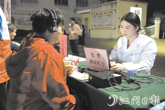 活動免費為群眾提供量血壓、測血糖、中醫(yī)診療保健、口腔檢查、聽力檢測等多項服務(wù)。