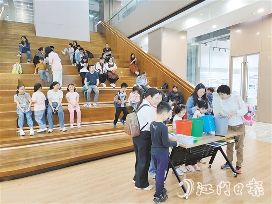 孩子與家長一起了解節(jié)能減碳的方法。