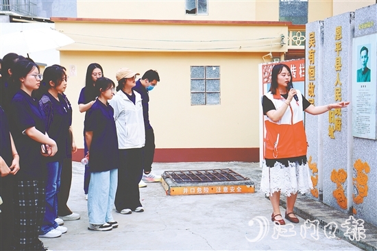 港澳學(xué)子們到吳有恒故居參觀學(xué)習(xí)。