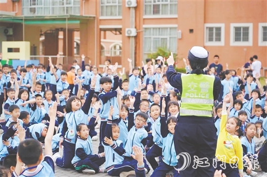 學(xué)生們踴躍參與互動(dòng)問(wèn)答。