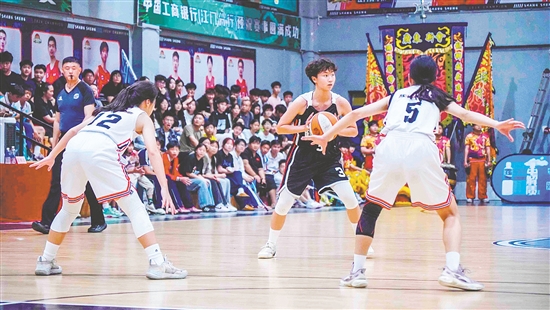 運動員在場上進行激烈比拼。
