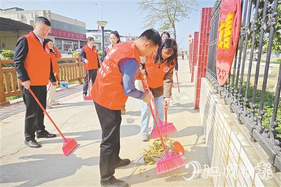 江門置業(yè)發(fā)展的黨員多次開展清潔志愿服務(wù)活動，助力鄉(xiāng)村人居環(huán)境改善。