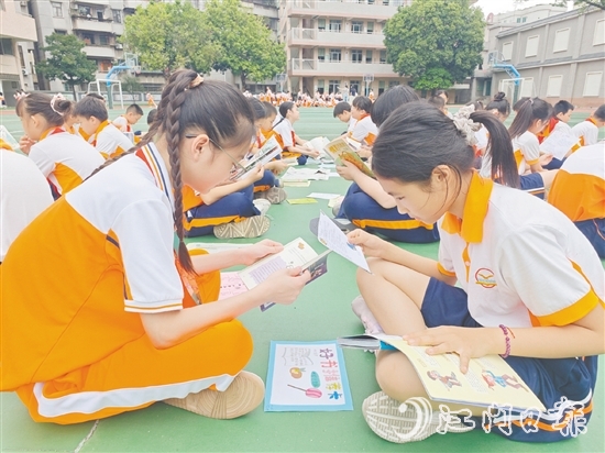 沙坪一小學(xué)生根據(jù)“好書推薦卡”的引導(dǎo)，認(rèn)真品讀圖書。