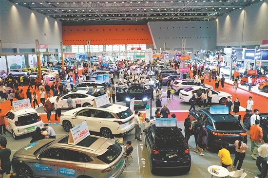 本報(bào)歷屆車展吸引許多市民看車、買車。