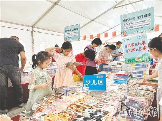 全民閱讀圖書文化活動(dòng)中，大人小孩共享閱讀樂(lè)趣。